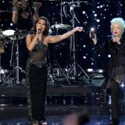 Cyndi Lauper canta Time After Time e Girls Just Wanna Have Fun  con Raye e Avril Lavigne. Il video