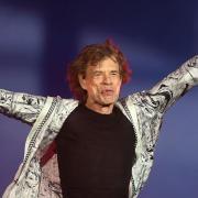 Mick Jagger visita a sorpresa la sua vecchia scuola: tutte le foto