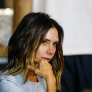 Victoria Beckham canta col figlio Viva Forever: il video