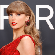 Taylor Swift: 750.000 dollari per gli addobbi floreali delle nozze. E un abito da sposa Givenchy
