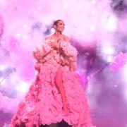 Jennifer Lopez si esibisce a un matrimonio miliardario in India. E arrivano le critiche