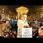 100 musicisti eseguono un'emozionante canzone di Natale a Parigi. Il video