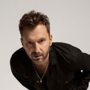 Cesare Cremonini pubblica Ragazze facili. Il video