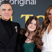 Robbie Williams: ecco come è adesso la figlia Teddy. Le foto