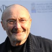 Phil Collins appare in pubblico per applaudire il figlio calciatore