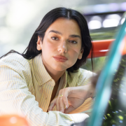 Dua Lipa a Milano in Galleria invita a vedere le Olimpiadi invernali. Il video