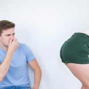 Le scoregge femminili puzzano di più: la scienza svela il perché