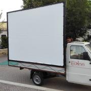 Il cinema più piccolo del mondo è...  un’Apecar!