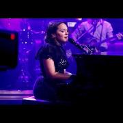Chris Cornell: Norah Jones esegue "Black Hole Sun" per ricordarlo