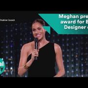 Meghan Markle conquista la scena ai British Fashion Award