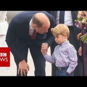 Il principino timido:  il piccolo George, figlio di William e Kate,  si spaventa per i fotografi. E il papà lo rassicura