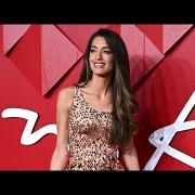 Amal Clooney splendente in rosso fiamma 