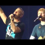 Ed Sheeran e Robbie Williams cantano Angels