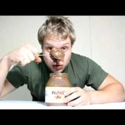 VIDEO: mangia un intero barattolo di Nutella in 3 minuti