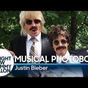 Justin Bieber e Jimmy Fallon protagonisti di un esilarante photobombing, il video!