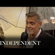 George Clooney e Amal sempre più romantici sotto la pioggia