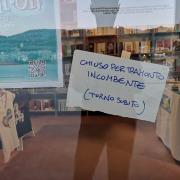 “Chiuso per tramonto incombente”. Il messaggio del libraio romantico