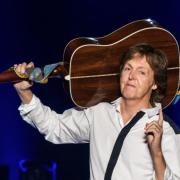Paul McCartney guida il coro a cappella per "Wonderful Christmastime"
