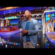 Will Smith fa un salto nel passato e canta la sua hit Summertime
