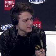 Irama: «Se uscissi senza i miei orecchini piumati mi sentirei nudo!»