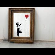 Banksy pubblica un nuovo video e prova che la Ragazza con palloncino doveva distruggersi del tutto 