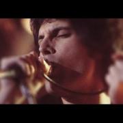 Freddie Mercury canta «We Are The Champions» senza orchestra