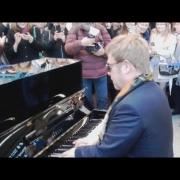 La bellissima storia del pianoforte nella stazione londinese di St. Pancras: il video