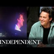Matthew Perry: Charlie Puth canta la sigla di Friends per rendergli omaggio. Il video