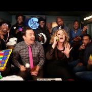 Adele canta 'Hello' con strumenti musicali giocattolo