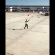 USA. L'assistente di terra è un provetto ballerino. Show in aeroporto a New York