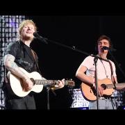 Ed Sheeran invita un fan a cantare con lui: il video