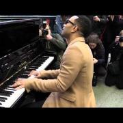 John Legend suona a sorpresa il pianoforte alla stazione di St. Pancras, a Londra