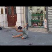 Ballerina danza sulle note di un musicista di strada. Il video commuove il web.