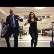 Bloccata in aeroporto... organizza un musical!