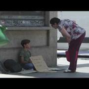 Il piccolo mendicante non chiede soldi, ma fiducia per il suo papà. E commuove i passanti