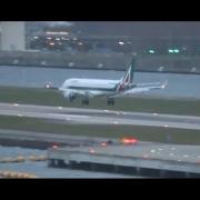 Aereo Alitalia rimbalza a Londra per il troppo vento