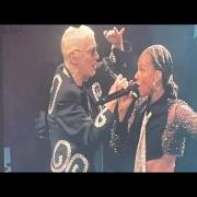 Annie Lennox canta Sweet Dreams con Alicia Keys: il bellissimo video live