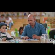 Checco Zalone conquista nel nuovo spot contro la SMA