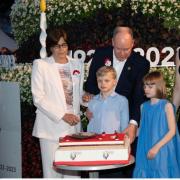 La Principessa Charlene e i gemellini Jacques e Gabriella al taglio della torta per il Principe Ranieri: tutte le foto più belle
