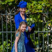 Kate Middleton in bicicletta e Charlotte irresistibile: le nuove foto dei Reali
