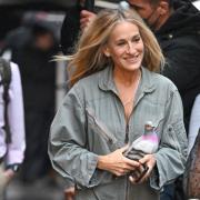 Sarah Jessica Parker è di ritorno. Con la borsa più stravagante di sempre