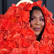 Anche Lizzo in posa con la Gioconda