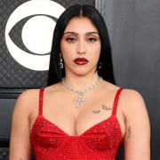 Madonna: la figlia Lourdes sfila con un paio di vistose corna. Le foto