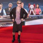 Brad Pitt: quanto sta bene con la gonna!