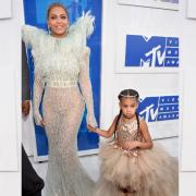 La figlia di Beyoncé offre 80.000 dollari per un paio d'orecchini. E ci si chiede quanto sia ricca la bambina