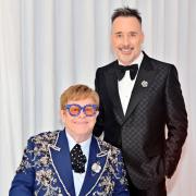 Elton John commosso per i festeggiamenti del suo compleanno: le foto