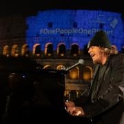 Zucchero esegue un  emozionante inedito al Colosseo: il video
 
 