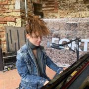 Frida Bollani Magoni emoziona al piano con My Future: il video