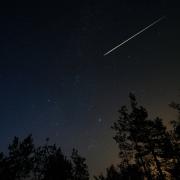Una meravigliosa cometa a due code dà spettacolo nei cieli