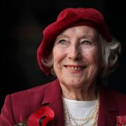 La Regina Elisabetta e gli inglesi piangono la scomparsa di Vera Lynn, l’artista che cantò la speranza dei soldati in guerra